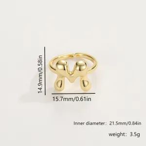 Anello aperto con lettera chunky dorata con finitura lucida, misura regolabile per tutti i giorni.