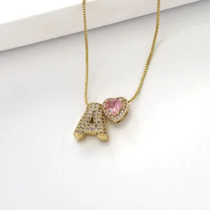 Gedetailleerd overzicht van de prachtige gouden zirkonia letter A ketting met roze hart
