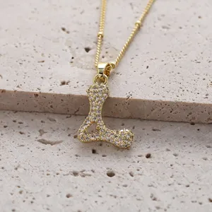 Collier pendentif lettre L en or avec détails étincelants en zircone cubique gros plan.