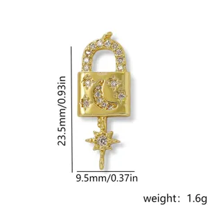 Close-up detail van micro pave zirkoon hangslot sleutel hanger, maan ster DIY accessoire.