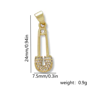 Gouden zirkonia veiligheidsspeld hanger detail, elegant DIY sieraden bedel accessoire.