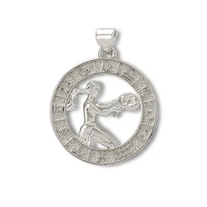 Detail van zilveren Maagd dierenriem hanger, hol astrologisch bedeltje voor ketting accessoire.