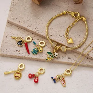 Bracelet charms doré avec pendentifs émaillés sur le thème du sport pour DIY.