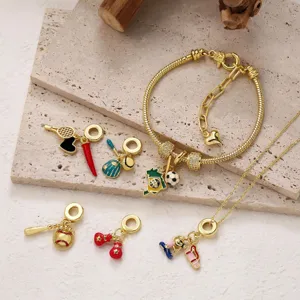 Gros plan des details du bracelet et du collier de charms DIY sur le theme du sport en cuivre.