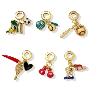 Vue détaillée de charms DIY sport en émail plaqué or, avec des pendentifs de balles et de raquette.