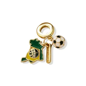 Pendentif de sport en cuivre plaqué or 18K détail, carte du Brésil et ballon de football.