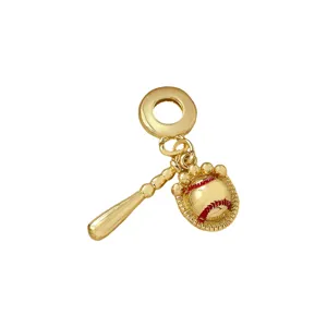 Pendentif charm batte et gant de baseball plaqué or 18K vue détaillée pour bijoux
