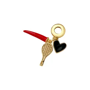 Pendentif charm DIY doré avec piment rouge, raquette de tennis et cœur noir pour bracelet chic.
