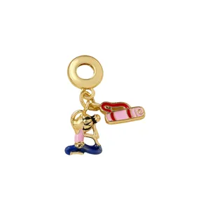 Pendentif charm chien yoga émaillé plaqué or pour bracelet DIY, bijou sport fitness mignon.