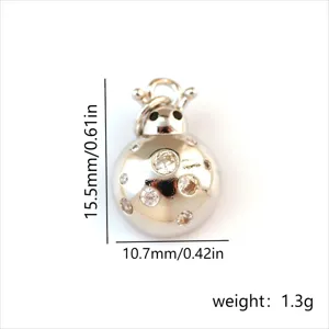 Vue détaillée du charmant pendentif coccinelle, montrant les zirconies et les dimensions.