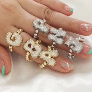 Gedetailleerd shot van trendy bubble letterringen met sprankelende zirkonia stenen.