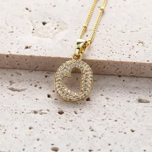 Collier pendentif lettre cœur en cuivre plaqué or micro-serti de zircons détail.