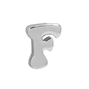 Gedetailleerd weergave van zilverkleurige letter F hanger, glad oppervlak voor sieraden.