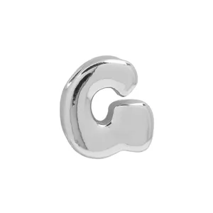 Zilverkleurige opgeblazen letter G hanger, gladde metalen afwerking voor sieraden.
