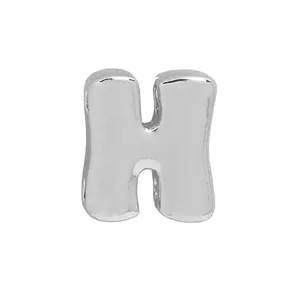 Gedetailleerd shot van zilveren opgeblazen letter H hanger voor DIY ketting armband.