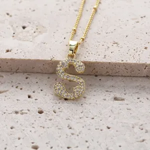 Collier pendentif lettre S en zircon micro-serti en cuivre plaqué or pour femmes.