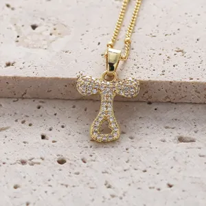 Collier pendentif lettre T en or avec zircones cubiques, bijou élégant pour femme et fille.