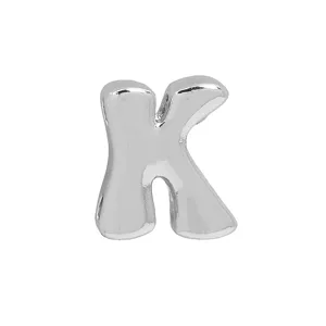 Close-up detail van zilveren ballon letter K hanger voor DIY sieraden accessoires.
