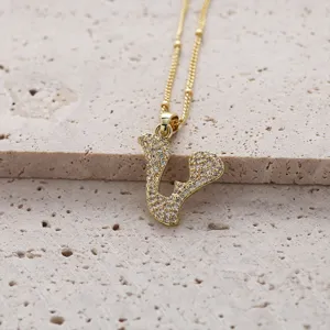 Pendentif Lettre Zircon Or Vue Détail Collier Alphabet Brillant Gros Plan De Bijoux