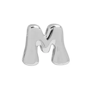 Close-up van de zilveren ballon letter M hanger, glad oppervlak detail voor DIY sieraden maken.
