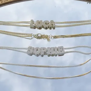 Collier pendentif lettre avec strass scintillants et nom personnalisé pour femmes et filles.