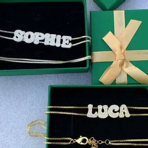 Vue détaillée du collier de nom à lettres en strass double couche personnalisé.