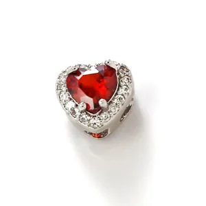 Herzförmiger roter Kristall Pavé Charm Detailansicht, ideal für DIY Armbänder Halsketten Zubehör.