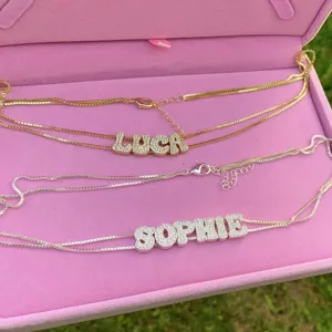 Collier pendentif lettre personnalisé, bijou de nom étincelant en zircone pour femmes.