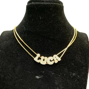 Collier pendentif lettre double couche en or avec charm de nom cristal étincelant pour femmes.