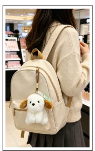 Beige Segeltuch Rucksack mit süßem Plüsch Hund Schlüsselanhänger für den Alltag.