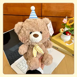 Süßer brauner Plüschbär mit blauem Partyhut und gelbem Schal. Perfektes Kuscheltier für Kinder.