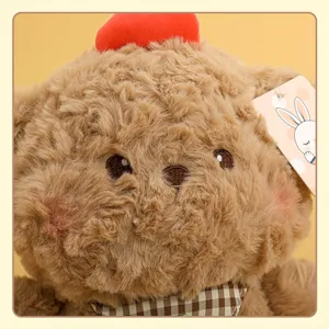Nahaufnahme der süßen braunen Plüschbär-Puppe, weicher flauschiger Stoff und besticktes Gesicht.
