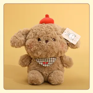 Süßer brauner Plüschhund mit roter Baret und Karo-Schal, weiche Kuscheltiere für Schreibtisch.
