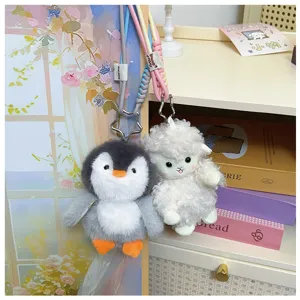 Simpatico portachiavi in peluche con pinguino e pecora, ciondolo animale per zaino scolastico.