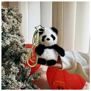 Primo piano dettagliato del grazioso portachiavi in peluche panda con moschettone.