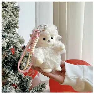 Primo piano del portachiavi in peluche di pecorella soffice con cinturino intrecciato e gancio.