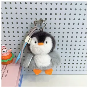 Simpatico portachiavi in peluche di pinguino grigio, dettaglio ciondolo morbido per borsa.