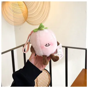 Süßer Plüsch Frucht Anhänger Detailansicht, flauschiges Stofftier Schlüsselanhänger mit Band.