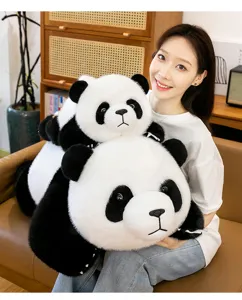 Detalle de tierno peluche de panda gigante, suave muñeco de peluche para regalo y decoración.
