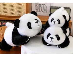 Vista detallada de peluches de panda tiernos, suaves muñecos de animales en ambiente acogedor.
