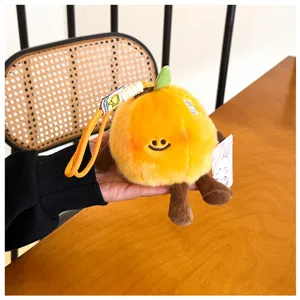 Süßer Obst Plüschtier Anhänger mit lächelndem Gesicht und gelbem Schlüsselband für Taschen.