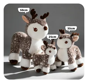 Vista dettagliata di simpatici peluche di cervo sika di varie dimensioni, morbidi.