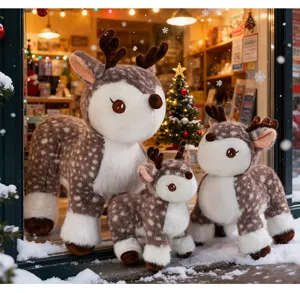Set di peluche cervo sika accogliente in vetrina di Natale inneggiata con morbida trama.