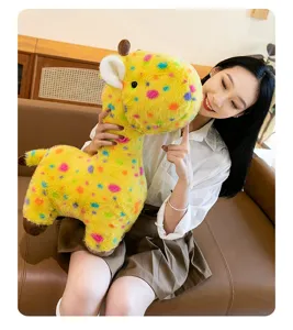 Süßes Giraffen-Plüschtier mit bunten Punkten, weiche Kuschelpuppe, ideales Geburtstagsgeschenk.