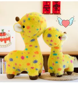 Niedliches Giraffen-Plüschtier mit Punkten, weiche Stofftier Puppe als Kindergeschenk Deko.
