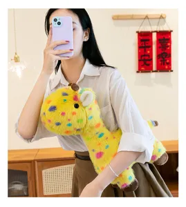 Süßes gepunktetes Giraffen-Plüschtier, weiche Kuschelpuppe mit bunten Punkten als Geschenk.