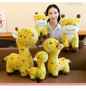 Niedliches Plüschtier im Giraffen-Design mit bunten Punkten, weiche Kuschelpuppe als Kindergeschenk.