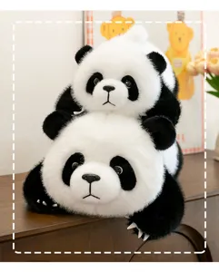 Detalle de panda de peluche tumbado lindo con pelaje suave y cara realista encantadora.