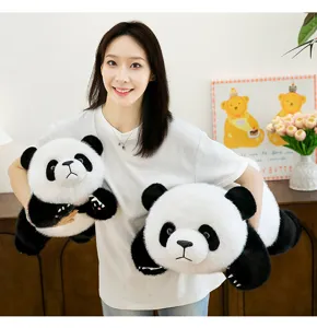 Vista detallada del bonito peluche de panda de simulación en un ambiente acogedor.