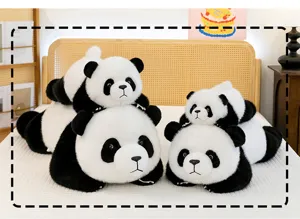 Detalle del tierno peluche de panda con suave pelaje negro y blanco en postura tumbada.